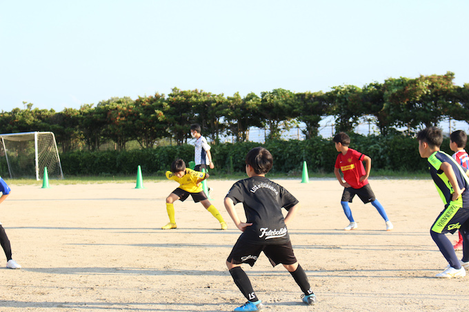 粘り強く挑戦する子どもへ 北九州市のサッカー教室ひびきサッカースクール ネコの視点