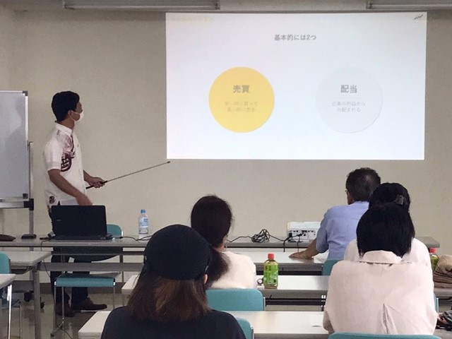 企業向け資産運用セミナー中の写真
